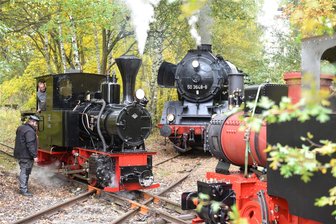 Abschied von einer eisernen Lady: Hilbersdorfer Verein lässt es richtig dampfen - Zu den Fotopunkten des Aktionswochenendes gehörte dieses Treffen mit zwei Schmalspurdampfmaschinen der Feldbahn. Derartiges hat es vor einem Jahrzehnt zuletzt gegeben.