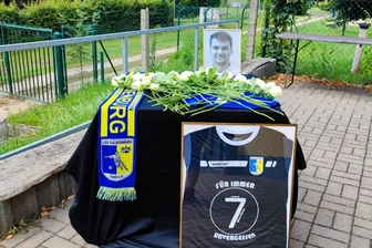 Abschied von ihrer „Nummer 7“: Letzter Gruß für jungen Frankenberger Oliver Börner - Der LSV Sachsenburg hat sich auch am Sportplatz von Oliver Börner verabschiedet.
