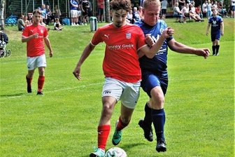 Abschied zum Jubiläum - Ein Vorbild in Sachen Kampfgeist und Einsatz: Marco Seifert (r.) stört in dieser Szene seinen Zwickauer Gegenspieler fair und erfolgreich.