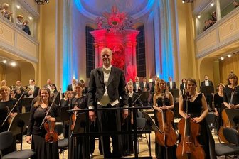 Abschiede beim Sinfoniekonzert mit Mahler, Bruckner und Kusshändchen - Rund 230 Besucherinnen und Besucher haben das letzte Sinfoniekonzert von Generalmusikdirektor Jörg Pitschmann am Donnerstagabend in der Freiberger Nikolaikirche erlebt.