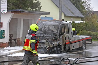 Abschlepp-Transporter brennt in Mülsen aus: Polizei beziffert Sachschaden auf 92.000 Euro - Der brennende Abschlepp-Transporter hat an einer Haltestelle in Mülsen gestanden.
