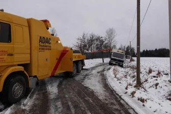 Abschleppdienst muss Laster nach Pause des Truckers in Neukirchen/Pleiße auf Straße ziehen - Wie durch diesen Bergedienst 2015 in Neumark musste auch in Neukirchen einem Trucker in Not geholfen werden.