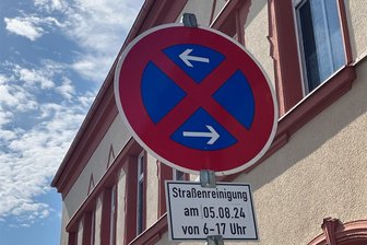Abschleppgefahr für Falschparker: Straßenreinigung in Oelsnitz startet am Montag - In Oelsnitz beginnt am 5. August die dreiwöchige Straßenreinigung.