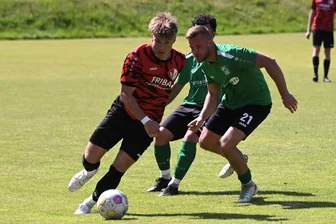 Abschluss auf Fußball-Landesebene: Zwei Torjägerkanonen gehen nach Chemnitz - Der SV Eiche Reichenbrand, hier mit Erwin Biener (li.), spielte den BSC Rapid und dessen Verteidiger, hier Niels Radtke (re.), 90 Minuten lang schwindelig.