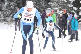 Abschluss bietet Olympia-Flair - Obwohl es die 30 Kilometer lange Strecke am Fichtelberg aufgrund der vielen Anstiege und der Kälte in sich hatte, genoss Hannes Reichel (vorn) den Saisonabschluss an der Seite mehrerer Olympia-Teilnehmer. 
