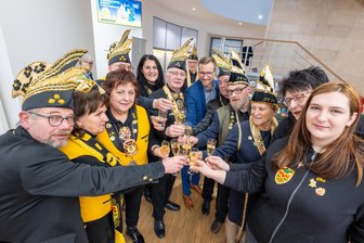 Abschluss der Fünften Jahreszeit: Carnevalisten bringen Plauener Rathausschlüssel zurück - Bürgermeister Tobias Kämpf (Mitte) stieß mit den Carnevalisten vom VVC im Rathausfoyer auf die erfolgreiche Faschingssaison an.