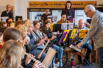 Abschluss eines bewegten Jahres: Das Bergmusikkorps Saxonia Freiberg mit Konzerten und CD im Advent - Bergmusikmeister Jens Göhler (r.) bei den Proben mit dem Bergmusikkorps Saxonia für die Adventskonzerte.