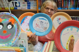 Abschluss-Party noch mit Fragezeichen - In der Bibliothek Oelsnitz gestalten die am Buchsommer teilnehmenden Kindern eine Lese-Raupe aus Papptellern. Die ersten Exemplare sind bereits beiBibliothekarin Heidrun Dohle eingegangen, sie stammen von Kindergartenkindern, die den Buchsommer symbolisch eröffnet haben.