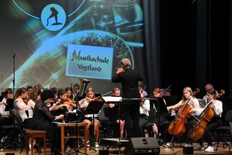 Abschlusskonzert in Reichenbach: Von „Alles nur geklaut“ der Prinzen bis zu Offenbachs Cancan - Das Junge Sinfonieorchester unter Leitung von Artashes Stamboltsyan