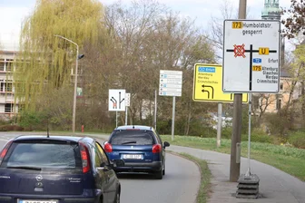 Abschnitt der Humboldtstraße in Zwickau ab Montag gesperrt: Das kommt auf Kraftfahrer zu - Die Umleitungsschilder stehen bereits: Ab Montag ist die Humboldtstraße gesperrt.