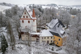 Abseits der großen Weihnachtsmärkte: Wohin sich ein Ausflug im Erzgebirge lohnt - Im Schloss Schlettau wird am dritten Adventssonntag von 10 bis 18 Uhr zum Kinderadvent eingeladen. Es gibt viele Mitmachangebote.