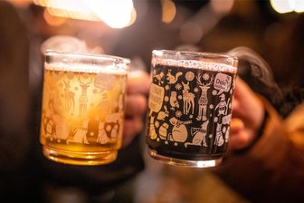 Abseits des Trubels: Kleine Märkte und Events in Chemnitz für die Adventswochenenden - Ganz gleich wo: Der Glühwein gehört zum Weihnachtsmarkt wie die Weihnachtskugel an die Tanne
