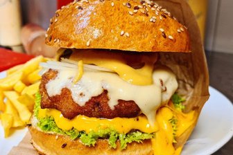 Abseits von Burger King: Sieben leckere Burger-Tipps in Zwickau - Der vegetarische Mac'n'Cheese-Burger im „50's Ville Diner“ in Zwickau hat ein Patty aus Nudeln und vier Sorten Käse.