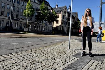 „Absolute Stolperfallen“: Blinde Chemnitzerin kritisiert Leitsystem in der Stadt - Dana Schray auf einem sogenannten Aufmerksamkeitsfeld. Eigentlich signalisiert dieses eine Bushaltetselle – doch das Feld ist laut der blinden Jugendlichen falsch gesetzt.
