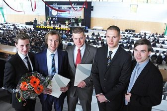 Absolventen feiern ihren Studienabschluss - Diese fünf Jungs haben Preise für Bestleistungen bekommen: Markus Meier, Alexander Groth, Tom Haas, Daniel Gitzel und Timon Wappler (von links).