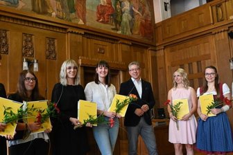 Absolventen treten in Dienst der Stadt - Die Büromanagement-Azubis der Stadtverwaltung haben ihre Zeugnisse erhalten. Nun treten sie ihren Dienst in unterschiedlichen Bereichen an. Von links: Laura Jesch, Alexa Arlt, Caroline Cramer, Johanna Weber, Kämmerer Ralph Burghart, Maria Fritsche, Lydia Müller und Tom Göckeritz.