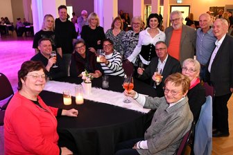 Absolvententreffen des Gymnasiums Rochlitz: Wenn Schüler als Lehrer zurückkommen - Beim Ehemaligen-Treffen aller Jahrgänge des Johann-Mathesius-Gymnasium Rochlitz im Bürgerhaus war auch Schulleiterin Carsta Drehn (vorn links) dabei.