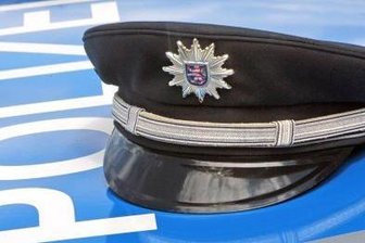 Absperrband und verdrehte Verkehrszeichen im Werdauer Stadtgebiet -