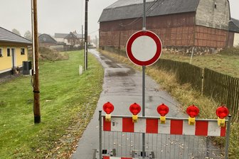 Absperrungs-Hickhack im vogtländischen Scheunenstreit: Über „massive Probleme“ und „Kommunikation wie auf dem Mond“ - Die Anliegerstraße an der umstrittenen Scheune in Oberheinsdorf war für zwei Wochen wieder passierbar - für den, der das Schild ignoriert hat.