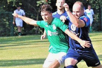 Absteiger startet beim Aufsteiger furios - und hat am Ende Glück - In der 2. Halbzeit auf Augenhöhe: Anthony Meyer vom TSV Falkenau (r.), der nach der Pause zum Einsatz kam, stoppt in dieser Situation Joey Hegewald vom SV Lichtenberg.