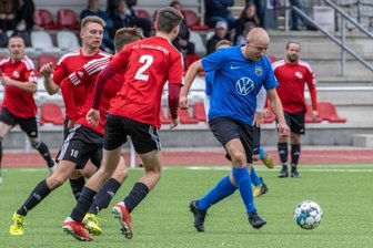 Absteiger suchen weiter ihre Form - Selbst mehrere Stollberger konnten Mirko Wagner (r.) vom VfB Grünhain-Beierfeld nicht stoppen. Beim 3:0-Sieg des VfB traf er doppelt.