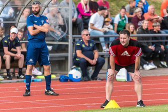 Abstieg der Marienberger Fußballer in die Landesliga besiegelt - Ein Bild, das künftig öfter im Marienberger Stadion zu sehen sein dürfte: Julian Schröter (links) rückt nach seinem Laufbahnende als Co-Trainer an die Seite von Motor-Coach Ronny Rother.