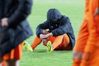 Einfach nur noch weg: Aues Jan Hochscheidt sitzt nach dem 0:6 in Darmstadt enttäuscht und beschämt auf dem Platz. Der FC Erzgebirge ist nun abgestiegen. 