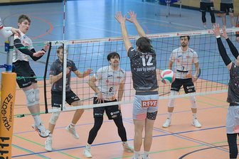 Abstiegs- statt Medaillenkampf: Krimi lässt Volleyball-Regionalligist aus dem Erzgebirge jubeln - Hier bringt der Zschopauer Paul Pezold (links) den Ball vorbei am Dresdner Block.