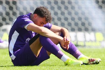 Abstiegskampf hinterlässt Spuren: Aue-Profi Loune über die aktuelle Situation und seine Zukunft - Ali Loune sitzt bedröppelt auf dem Rasen des Essener Stadions.