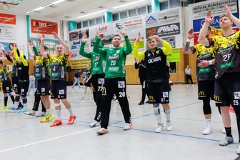 Abstiegskampf in der 3. Handball-Liga: Nach fulminantem Heimsieg lebt die Hoffnung beim SV 04 Oberlosa weiter - Nach dem fulminanten Heimsieg lässt sich die Oberlosaer Mannschaft zurecht vom Plauener Publikum feiern.