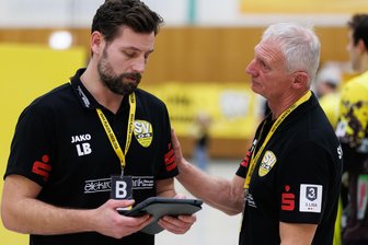 Abstiegskampf in der 3. Handball-Liga: Setzt der SV 04 Oberlosa seine Aufholjagd fort? - Co-Trainer Jörg Grüner (rechts) und Cheftrainer Ladislav Brykner wollen am Sonntag mit etwas Zählbarem aus Baden-Württemberg zurückkommen.