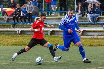 Abstiegskampf in der Fußball-Erzgebirgsliga spitzt sich zu - Sosas Gaga Dolidze (l., hier gegen Kevin Bräuer) hatte mit seinen zwei Treffern nicht nur großen Anteil am Sosaer Sieg, sondern brachte sich auch in Position im Rennen um die Torjägerkanone.