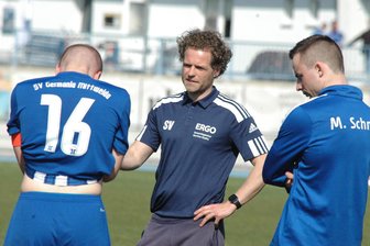 Abstiegskampf in der Fußball-Sachsenklasse: Germania Mittweida muss gegen das Schlusslicht vorlegen - Nur ein Erfolg hilft weiter: Mehr als zwei Monate haben die Mittweidaer Fußballer von Trainer Sebastian Voigt (M.) kein Pflichtspiel gewonnen. Am Samstag kommt mit Rapid Chemnitz der Tabellenletzte an den Schwanenteich.