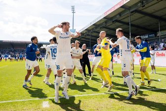 Abstiegskampf: Magdeburg und Dresden in der Warteschleife - Magdeburger Spieler feiern nach dem Sieg in Kiel.