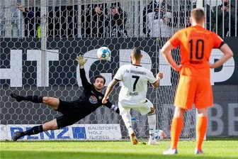 Abstiegssorgen und Fanfrust werden größer: Erzgebirge Aue verliert Kellerduell in Sandhausen - Das 1:0 für Sandhausen: Cebio Soukou trifft kurz vor dem Ende der ersten Halbzeit gegen Aues Schlussmann Martin Männel vom Elfmeterpunkt.