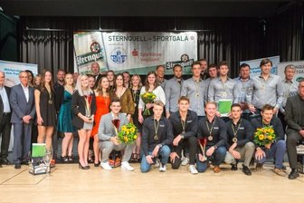 Abstimmung ab Montag: So läuft die Sportlerumfrage im Vogtland - Bei der Ehrung der Mannschaften wird es regelmäßig eng auf der Bühne. Das Foto entstand im Oktober 2021, als in Markneukirchen die Cheerleaderinnen von Cheermania Auerbach als beliebteste vogtländische Mannschaft der vergangenen 25 Jahre ausgezeichnet wurden. 