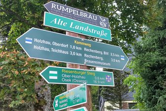 Abstimmung beendet: Ist der Kammweg Erzgebirge-Vogtland der schönste Wanderweg Deutschlands? - Ein Wegweiser am Kammweg Erzgebirge-Vogtland.