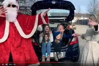 Abstimmung per Anruf: Reichenbach will MDR Jump auf den Weihnachtsmarkt holen - Machen sich mit einem selbst gedrehten Video für Reichenbach als Tour-Stopp für MDR Jump stark: Die Azubis (von links) Julius Kubanke als Weihnachtsmann, Luisa Brandenburg als Wichtel Sarafina (Sarah), Sophia Jugel als Wichtel Larissa (Lars) und Alina Dietel als Weihnachtsengel. 