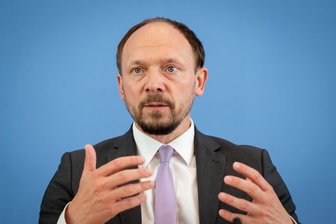Abstimmung vor der Wahl noch offen: Wanderwitz-Gruppe reicht Antrag für AfD-Verbotsverfahren ein - Marco Wanderwitz (CDU) zufolge haben sich dem Antrag mittlerweile 112 Erstunterzeichner angeschlossen.