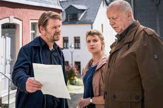 Abstimmung: Wie fanden Sie den neuen Erzgebirgskrimi? - Im neuen ZDF-Erzgebirgskrimi ermitteln Kommissar Robert Winkler (links, Kai Scheve) und Kommissarin Karina Szabo (Lara Mandoki) in Hartenstein. Dabei bekommen sie es mit dem Steigerwald Gerd (rechts) zu tun, dem Bürgermeister, der sein Amt manchmal mit der Stelle eines Lokalfürsten verwechselt - überzeugend dargestellt von dem beliebten und bekannten Schauspieler Thomas Thieme, der selbst aus dem Osten Deutschlands stammt.