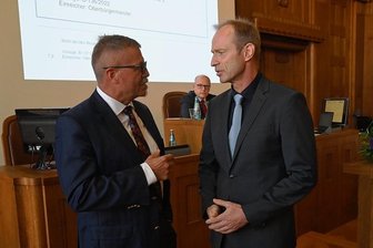 Abstimmungsmanöver überschattet Bürgermeisterwahl in Chemnitz - Der amtierende und der künftige Dezernent für Ordnung und Sicherheit: Bürgermeister Miko Runkel (links) im Gespräch mit seinem Nachfolger im Amt, Knut Kunze. 