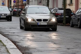 Abstriche bei geplanter Sanierung der Moritzstraße in Zwickau - Die Straßenschäden auf der Moritzstraße sind offensichtlich. Vor der Sanierung werden die Bäume gefällt und durch neue ersetzt.