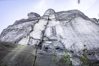 Absturz von markantem Felsen gegenüber der Bastei: Notarzt kann 64-jährigen Kletterer nicht mehr retten - Der Mönch unweit der Bastei in der Sächsischen Schweiz verfügt über mehr als 50 Kletterrouten. Am Samstagnachmittag stürzte hier ein 64-jähriger Kletterer in den Tod.