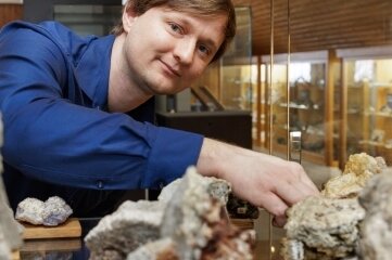 Abtauchen in Hunderte Jahre Bergbaugeschichte - Betriebsleiter Erik Ahner sortiert noch mal die Mineralien im Museum, bevor es am Mittwoch wieder losgeht. 