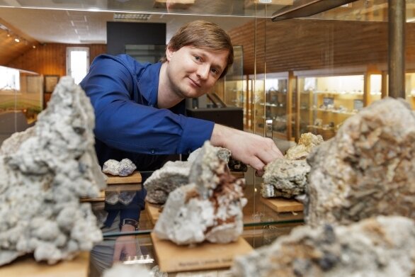 Abtauchen in Hunderte Jahre Bergbaugeschichte - Betriebsleiter Erik Ahner sortiert noch mal die Mineralien im Museum, bevor es am Mittwoch wieder losgeht. 