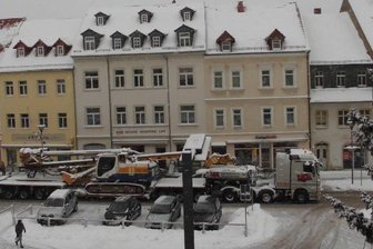 Abtransport mit Hindernissen: Tieflader mit Bohrgerät bleibt im Schnee stecken - Missglückter Abtransport eines riesigen Bohrgerätes: Erst am Donnerstagnachmittag ging es weiter.