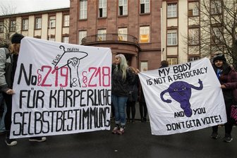 Abtreibung in Deutschland: Neue Kontroverse um Paragraf 218? - Mit Transparenten sprachen sich Demonstrantinnen im November 2017 vor dem Amtsgericht in Gießen (Hessen) für eine Abschaffung des Abtreibungsparagafen 218 und den Paragrafen 219 aus. Im Gericht musste sich die Ärztin Kristina Hänel verantworten. Sie soll auf ihrer Homepage für Abtreibung geworben haben und sich damit strafbar haben.