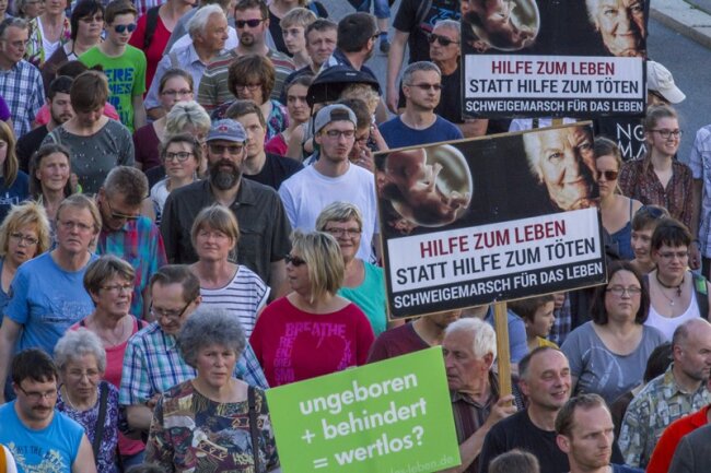 Abtreibungsgegner demonstrieren in Annaberg - Mehr als 500 Abtreibungsgegner haben gestern Abend in Annaberg-Buchholz beim 7. "Marsch für das Leben" gegen das Recht auf Schwangerschaftsabbruch demonstriert.