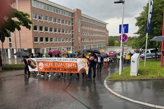 Abtreibungsgegner treffen im Erzgebirge erneut auf Gegendemo: Einschränkungen in Annaberg - Mehr als 400 Teilnehmer haben 2024 am Schweigemarsch der Abtreibungsgegner teilgenommen.