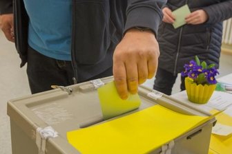 Abwahl scheitert an drei Stimmen: Olaf Oettel kann im Amt bleiben - Die Jöhstädter waren aufgerufen, über die Zukunft ihres Bürgermeisters abzustimmen. Unter anderem wurde in der Oberschule gewählt.